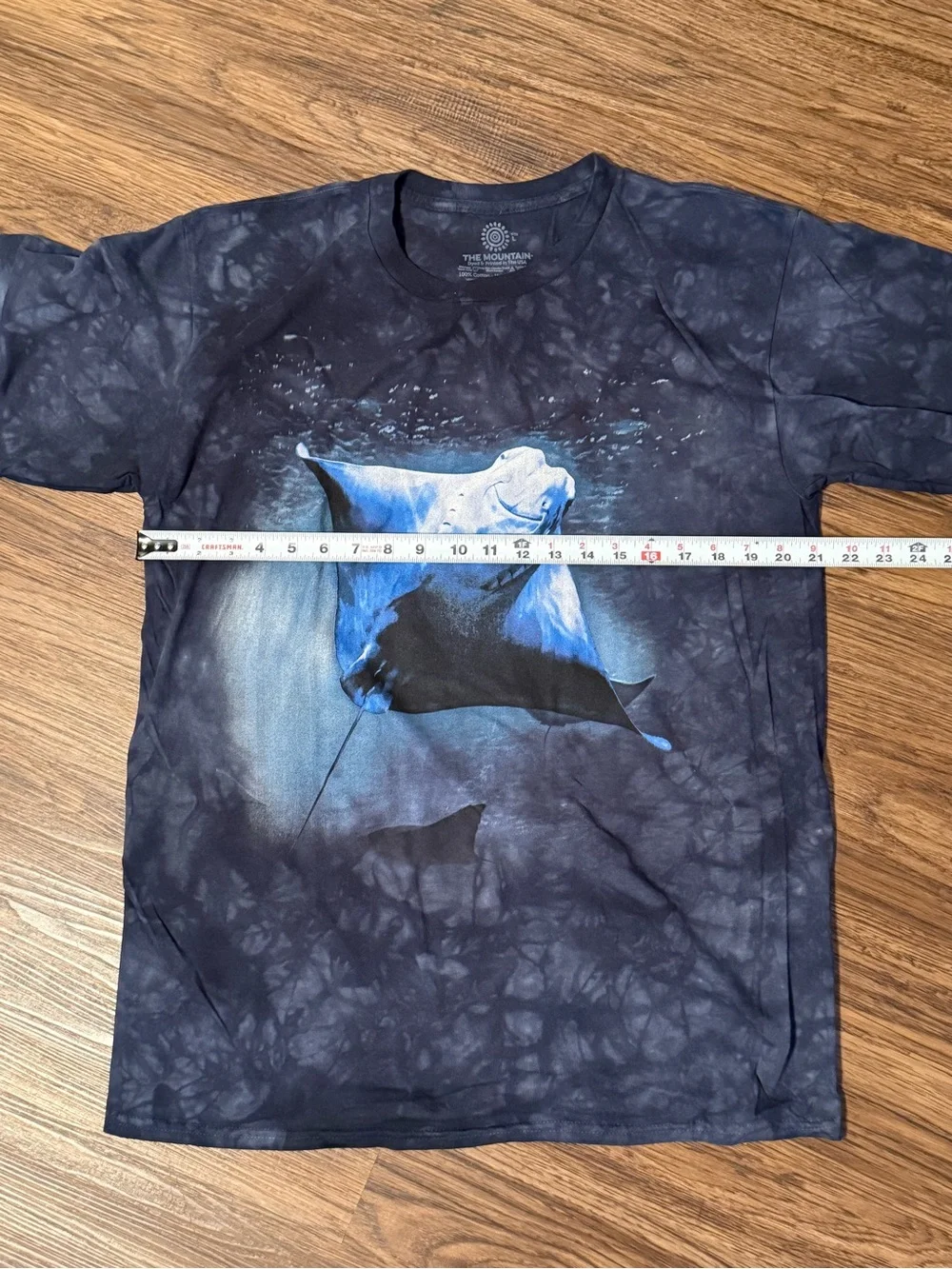 The Mountain Happy Stingray Tie-Dye Navy Blue Manta Ray Graphic Tee in Size L